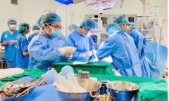 Mẹ khác nhóm máu hiến gan cứu sống con gái 17 tuổi