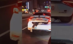 Clip: Giật mình với cảnh tượng hành khách ngủ trong cốp xe ô tô đang di chuyển