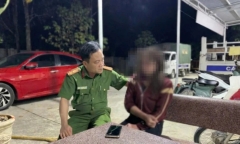 Công an xã cùng người dân lao xuống kênh nước cứu cô gái 