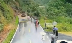 Sườn núi đổ sập suýt