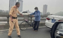 Tin tức thời sự hôm nay (29/4): CSGT ngăn chặn cụ ông đi xe ngược chiều trên cầu