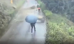 Clip: Thót tim cảnh lở đất đổ ập xuống đường, 2 người may mắn thoát chết