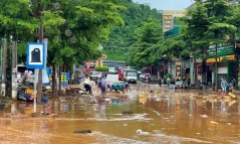 Mưa lũ ở Sơn La khiến nhà bán trú trường học bị sập, nhiều tuyến đường ngập sâu 