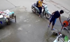 Chủ quán vô tình nhấn tay ga xe máy, khách hàng lao thẳng vào chỗ quay vịt