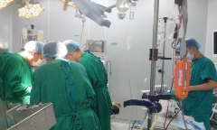 Va chạm trong lúc đá bóng, thiếu niên 15 tuổi đau dữ dội ở nơi khó nói