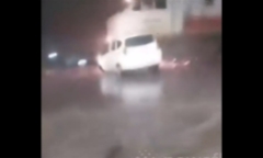Clip: Cố băng qua đường ray khi tàu hỏa đến, ô tô bị đâm trúng, văng xa nhiều mét