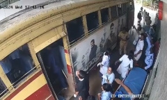 Sản phụ chuyển dạ khi đi xe buýt, hành động của tài xế khiến ai cũng khen ngợi