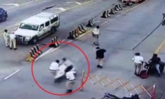 Clip: Thanh niên tông thẳng xe máy vào CSGT đang làm nhiệm vụ ở Ấn Độ