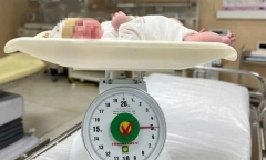 Bé gái chào đời nặng 5 kg, tương đương trẻ hai tháng tuổi