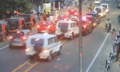 Clip: Chỉ vì phút bất cẩn, người phụ nữ khiến đoàn xe ưu tiên đâm liên hoàn