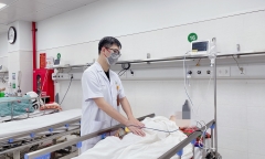 Bị ngáo đá, người đàn ông tự nhét cốc đánh răng vào hậu môn