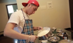 Sơn Tùng M-TP lấm lem mặt mũi làm bánh dành tặng fan