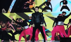 Bảo Thy liều lĩnh nhảy trên băng chuyền tự đồng trên tại khấu The Remix