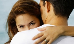 Sững người trước cảnh vợ và bạn thân dập dìu trong khách sạn