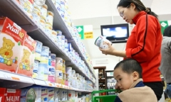 Giá sữa cho trẻ em giảm nhỏ giọt, cơ quan quản lí nói gì?