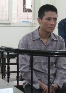 Nghi ngờ vợ có bồ, chồng xách axit tạt vợ