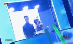 Bảo Thy liều lĩnh nhảy trên băng chuyền tự đồng trên tại khấu The Remix