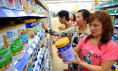Giá sữa cho trẻ em giảm nhỏ giọt, cơ quan quản lí nói gì?