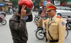 Cảnh sát giao thông không đeo thẻ xanh có được dừng xe xử lý người vi phạm?