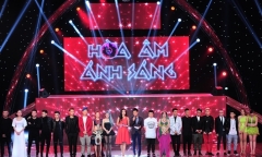 Bảo Thy liều lĩnh nhảy trên băng chuyền tự đồng trên tại khấu The Remix