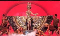 Bảo Thy liều lĩnh nhảy trên băng chuyền tự đồng trên tại khấu The Remix