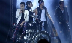 Bảo Thy liều lĩnh nhảy trên băng chuyền tự đồng trên tại khấu The Remix