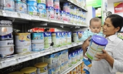 Giá sữa cho trẻ em giảm nhỏ giọt, cơ quan quản lí nói gì?
