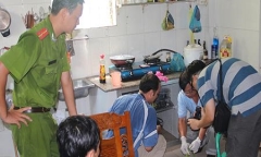 Thái Bình: Dùng dao sát hại bác rồi leo lên nóc miếu cố thủ