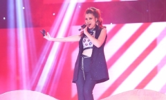 Bảo Thy liều lĩnh nhảy trên băng chuyền tự đồng trên tại khấu The Remix