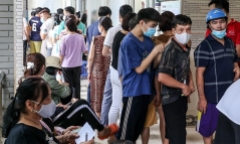 Người dân Hà Nội xếp hàng đông đúc đi tiêm vaccine ngừa COVID-19