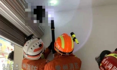 Đôi vợ chồng bủn rủn khi thấy cái đầu đầy tóc ở góc nhà, biết sự tình phía sau gọi ngay cứu hộ