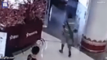 Bé gái 1 tuổi bất ngờ bị người đàn ông đá văng xuống sàn, khiến cư dân mạng phẫn nộ