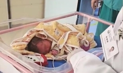 Bé mới sinh được đưa ra khỏi phòng nhưng không thấy người thân, sự tình phía sau gây phẫn nộ
