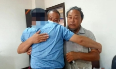 Đoàn tụ gia đình sau 30 năm bị bắt cóc, người đàn ông ôm bố khóc nức nở