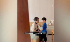 Mẹ chồng thì thầm với cháu trai, con dâu đứng ngoài nghe mà bật khóc nức nở