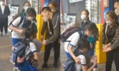 Cụ bà nhặt được tiền nhưng nhất quyết không trả, thản nhiên nêu lý do gây phẫn nộ 