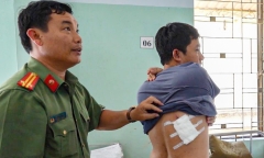 Nghi phạm buôn bán ma túy dùng dao tấn công 2 cảnh sát