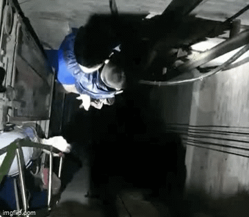 Bé trai 4 tuổi bị rơi xuống hố thang máy ở Hà Nội: Thoát nạn nhờ thanh sắt