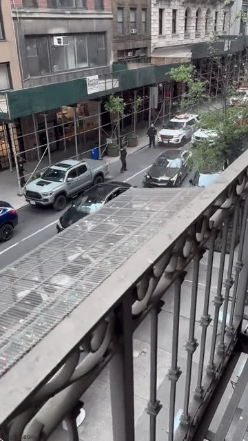 Clip: Ô tô “điên” lao xuyên qua quán ăn để trốn cảnh sát