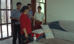 Người phụ nữ đang nằm ngủ thì thấy lạnh sống lưng, vừa lật tấm đệm sofa lên liền báo ngay cảnh sát