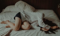 Cô gái say rượu được bạn trai đưa vào nhà nghỉ, vừa tỉnh dậy liền vội vàng cầu cứu cảnh sát
