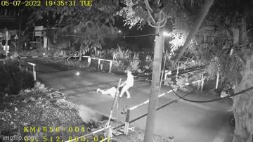 Nhân viên gác chắn dũng cảm cứu người đàn ông thoát chết trong gang tấc