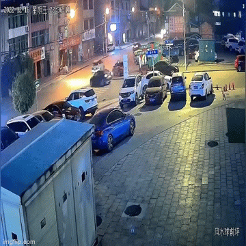 Kinh hoàng cảnh ô tô nổ tung khi đang di chuyển, tài xế phải nhập viện điều trị
