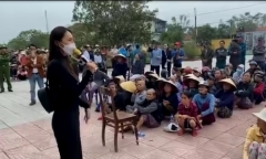 Ca sĩ Thuỷ Tiên trao quà từ thiện kiểu 