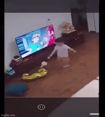 Bé trai mải nghịch lẳng đồ chơi vào thẳng màn hình TV, dân mạng xót của “cú xoay bay ngay chục triệu”