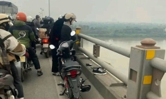 Hà Nội: Huy động lực lượng tìm kiếm nam thanh niên nghi nhảy cầu Thanh Trì