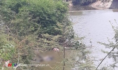 Phát hiện thi thể người đàn ông nổi trên mặt nước: Trên đầu đeo đèn pin