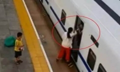 Người mẹ bị chỉ trích dữ dội khi có hành động “khôn vặt” ngay trước mặt con mình