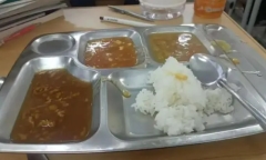 Suất cơm canteen bị 