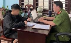 Tạm giữ 2 thanh niên ném đá vào xe khách chạy trên đường Hồ Chí Minh